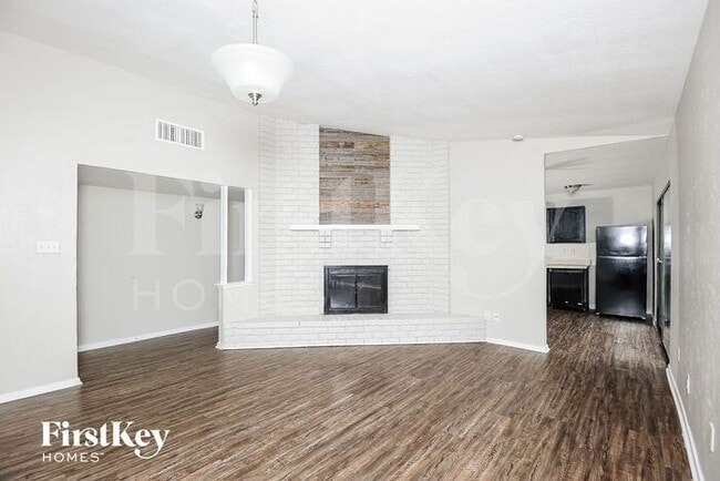 Building Photo - 4201 Yellowleaf Dr
