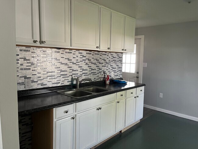 Foto del edificio - 1068 N Russell St