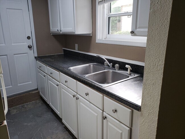 Building Photo - 1118 Hillcrest Court