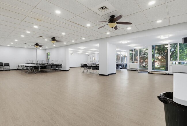 Photo du bâtiment - Gorgeous Renovated 2 Bed On Mall Road