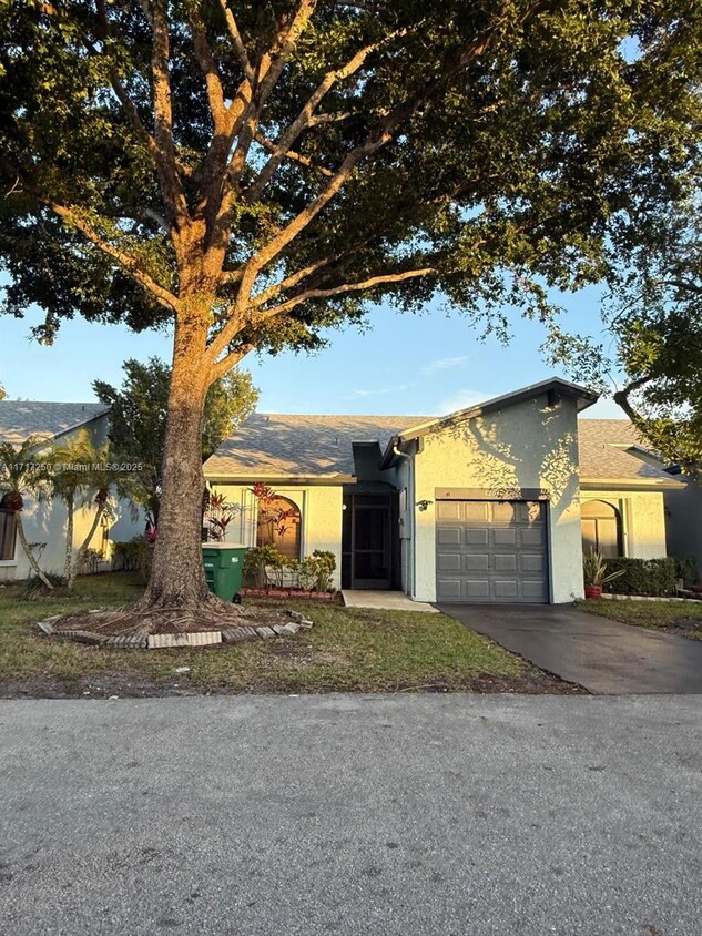 Foto principal - 8204 NW 100th Ln