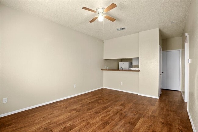Building Photo - 3400 Lynridge Dr