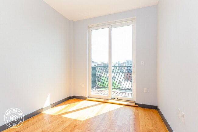 Building Photo - 258 Metropolitan Ave