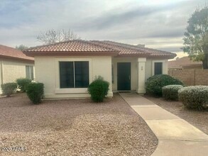 Building Photo - 1120 N Val Vista Dr