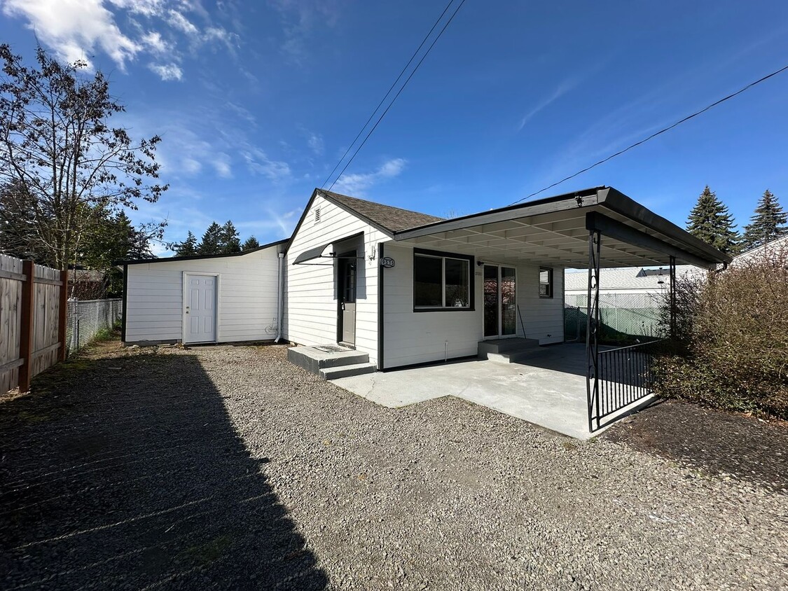 Primary Photo - Darling 2bd, 1ba house with large fenced y...