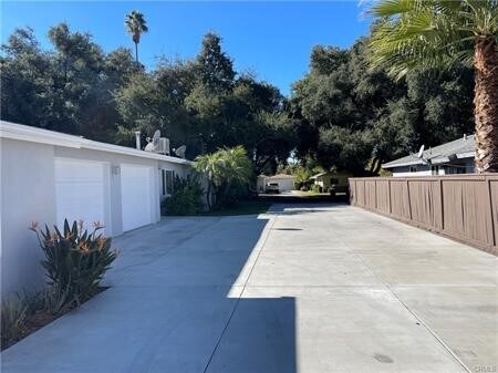 Building Photo - 325 La Paloma St