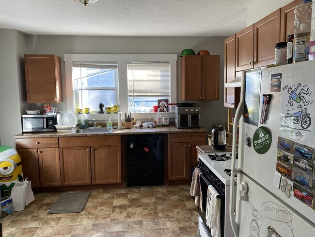 Building Photo - 174 Hillside St