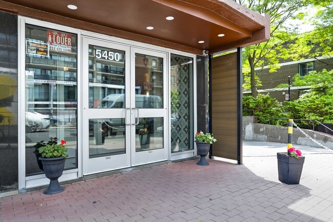 Building Photo - 5450 Queen-Mary