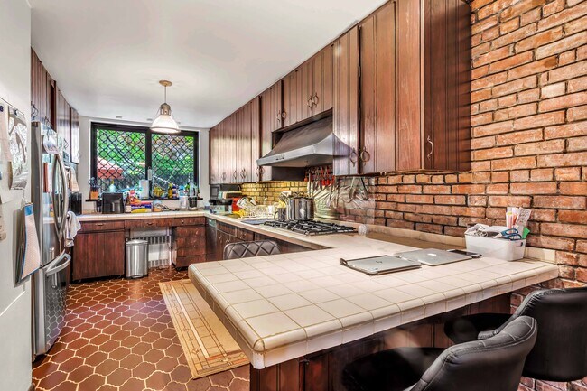 Building Photo - 36 W 89th St