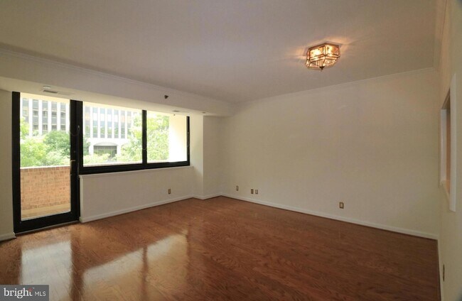 Foto del edificio - 1805 Crystal Dr