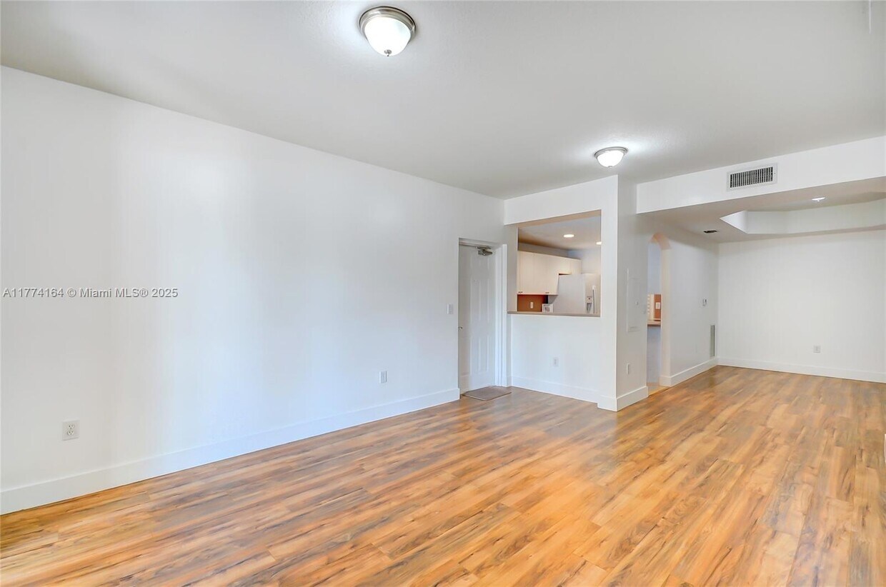 Foto del edificio - 6740 NW 114th Ave