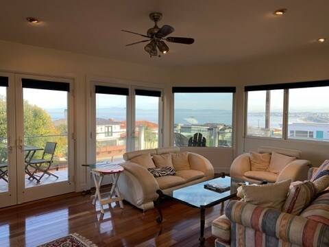 Sala de estar en la planta superior con vista al mar - 524 Paseo de la Playa