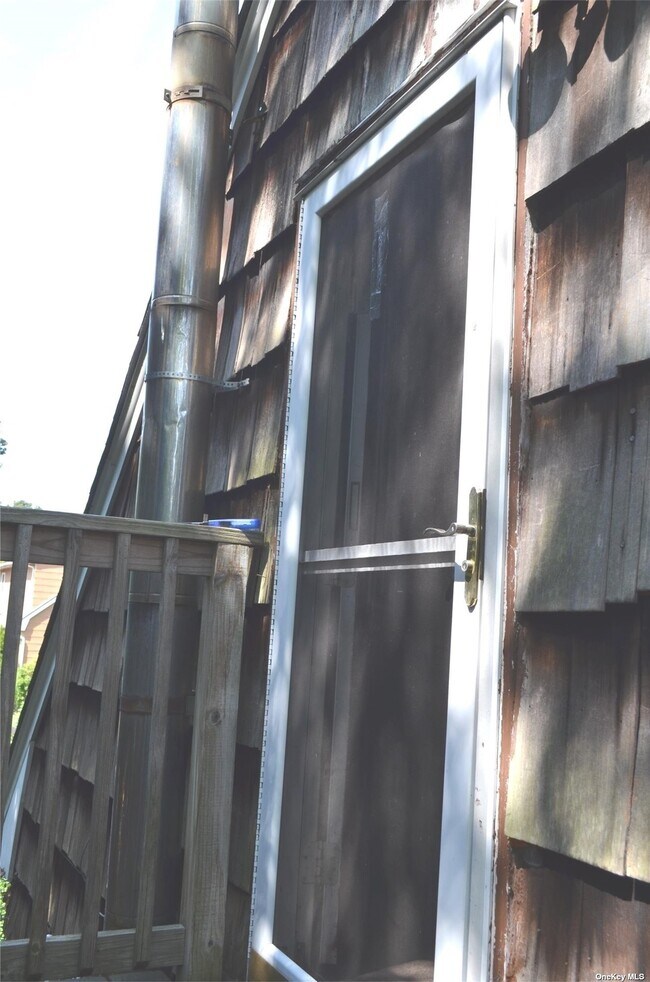 31 Queen Dr, Sound Beach, NY 11789 Room for Rent in Sound Beach, NY