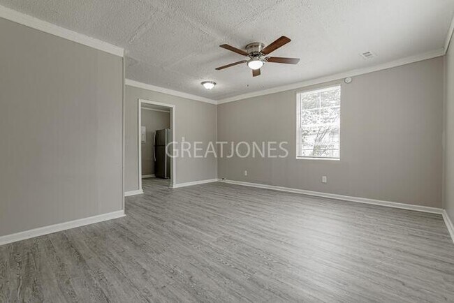 Building Photo - 7030 Sprott St