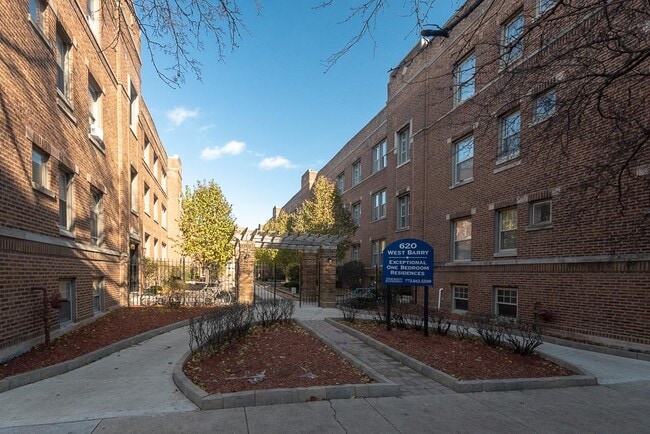 Building Photo - 625.5 W Barry Ave