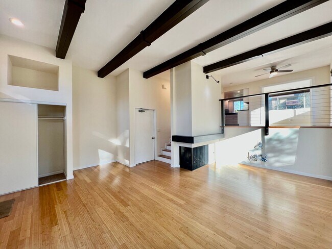 Building Photo - Gorgeous 3B/2.5BA condo with Attached Gara...