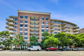 Building Photo - 511 W Division St