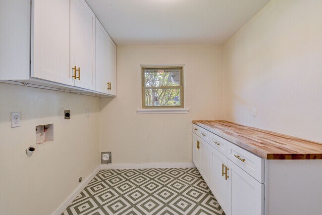 Building Photo - 4303 Osby Dr
