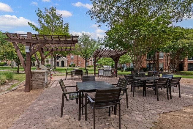 Building Photo - Settler's Gate