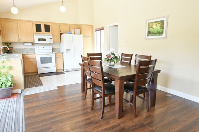 Foto del edificio - Beautiful Updated 3 Bedroom 2 Bath Santa T...