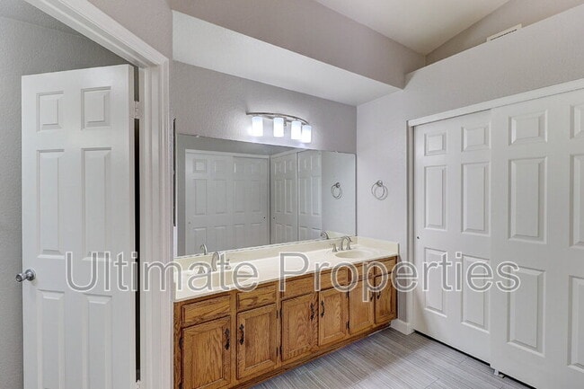 Foto del edificio - 9035 E Jenan Dr