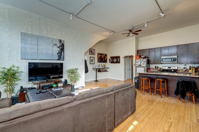 Building Photo - 2101 N Hoyne Ave