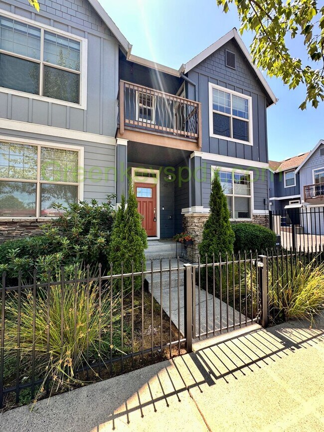Foto del edificio - Secure and Beautiful 3-Bedroom 2.5-Bathroo...