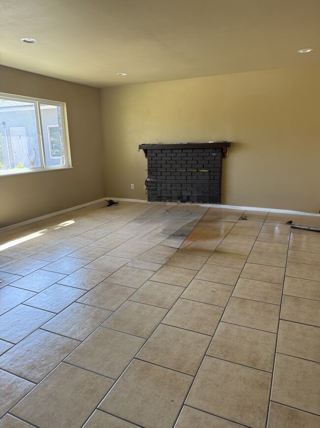 Building Photo - 4692 Tajo Dr