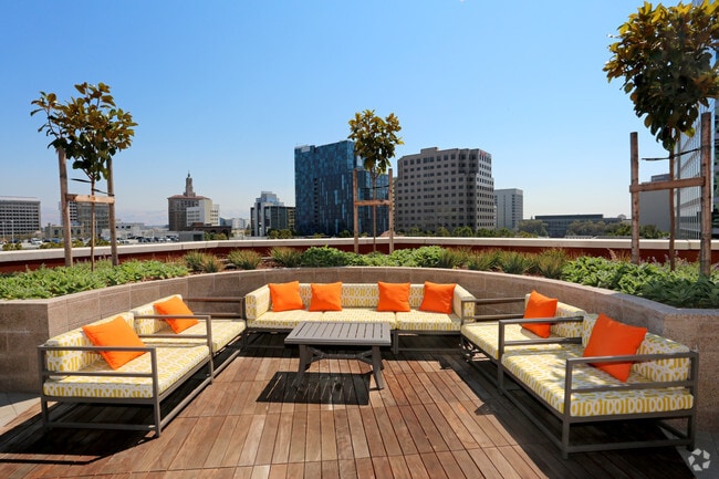 Sky Lounge - Centerra