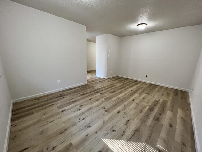 Foto del edificio - 1617 Henrietta Ave