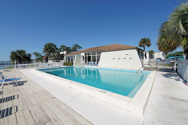 Foto del edificio - 308 Miracle Strip Pkwy SW