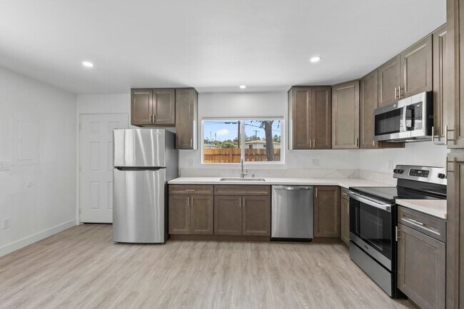 Foto del edificio - 6152 and 6154 Stanley Dr.