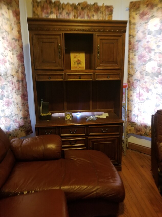 Living room - 5514 S Winchester Ave