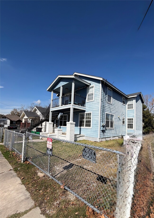 Building Photo - 308 W James Ave