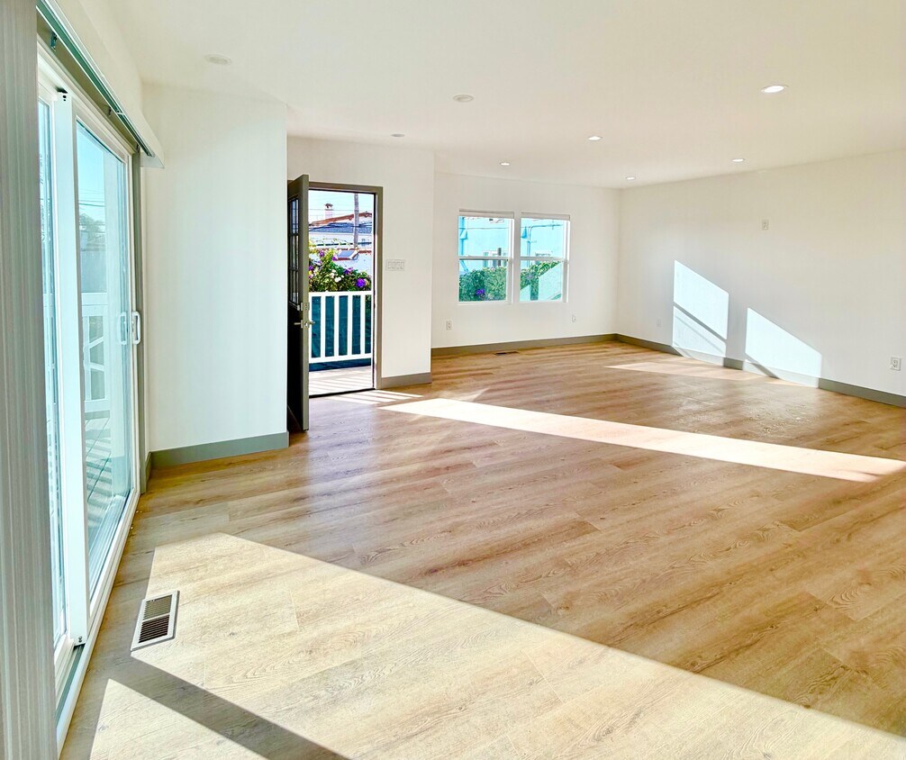 Living Room - 626 N Irena Ave (Redondo Beach, CA)