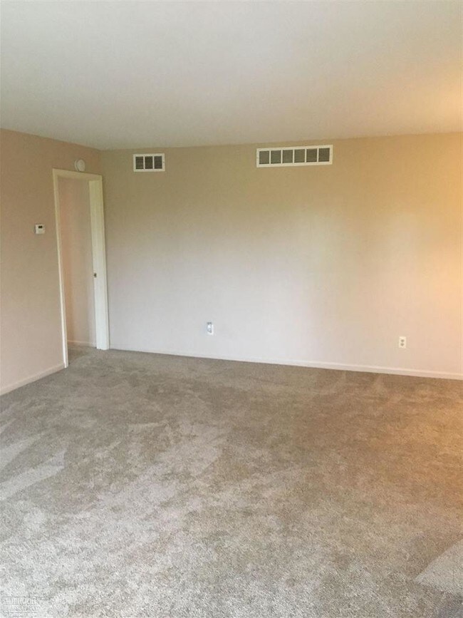 Building Photo - 1010 Country Club Dr