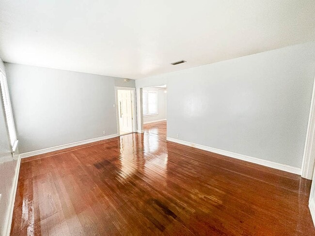 Building Photo - 3 bedroom house in Highland!