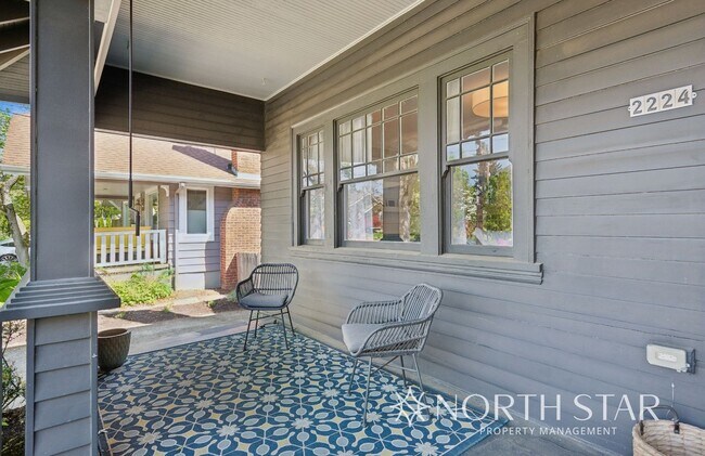 Foto del edificio - Beautifully Remodeled Classic Craftsman in Prime Portland Location