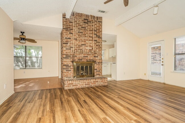Building Photo - 228 Lantana Dr