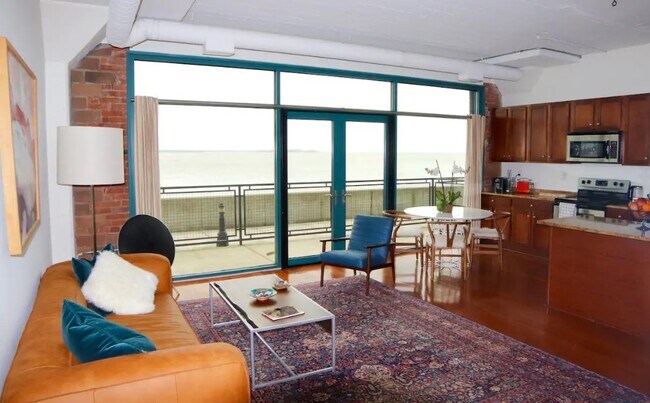Building Photo - 401 W Shoreline Dr
