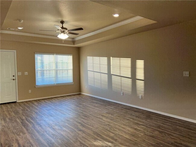 Building Photo - 801 Saddlebrook St
