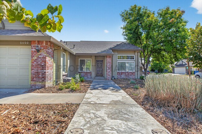 Building Photo - Beautiful 3-Bedroom Home with Pool in Elk ...