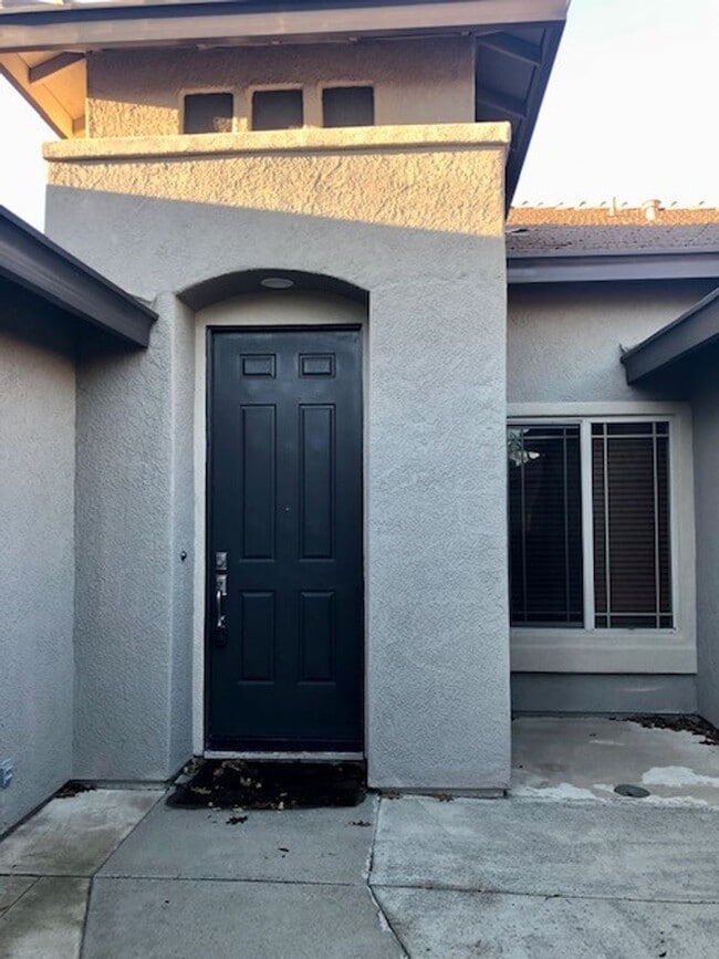 Building Photo - Avail. 1/1/24. Spacious 4 bedroom home in ...