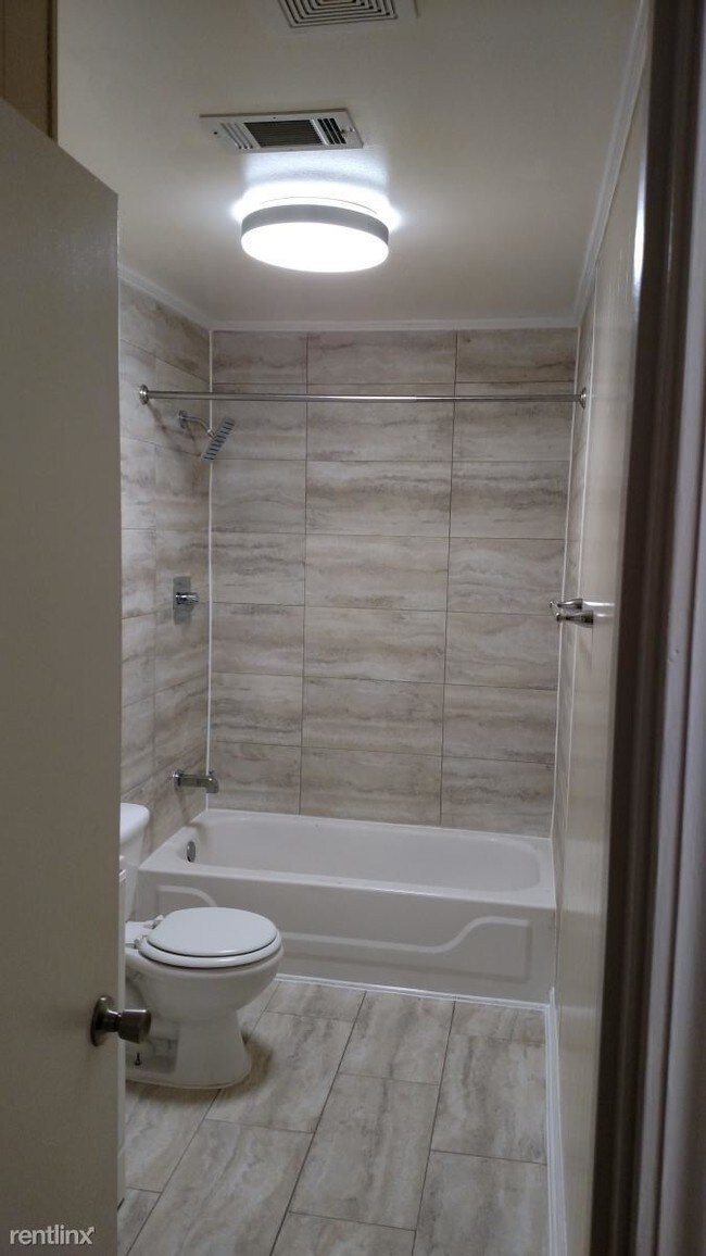 Building Photo - 2 br, 1 bath Duplex - 207 Lake Dr Apt A