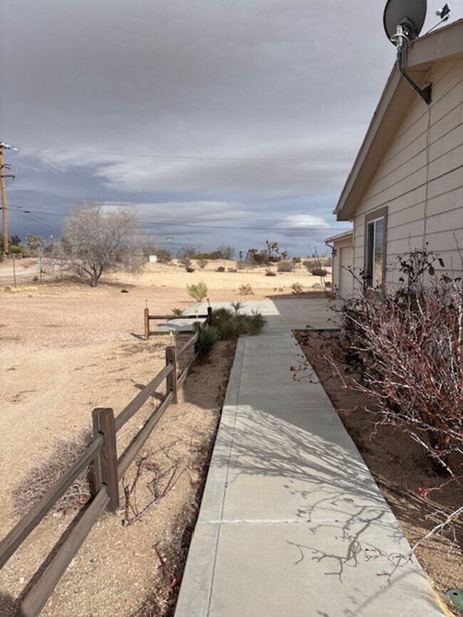 Foto del edificio - Spacious 3 Bedroom, 2 Bath Home with Large...