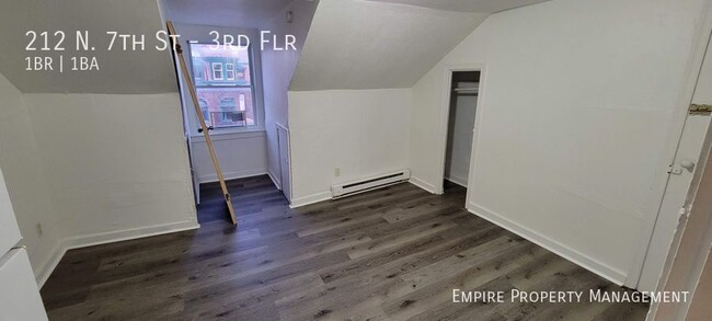 Building Photo - 3rd Floor: 1 Bedroom/1 Bathroom Apartment ...