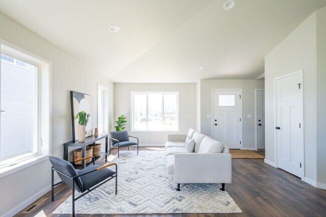 Foto del edificio - 4 Bed 3 Bath Single Family Home - Rent Wit...