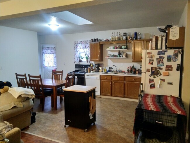 Open plan kitchen - 2851 Wilson St