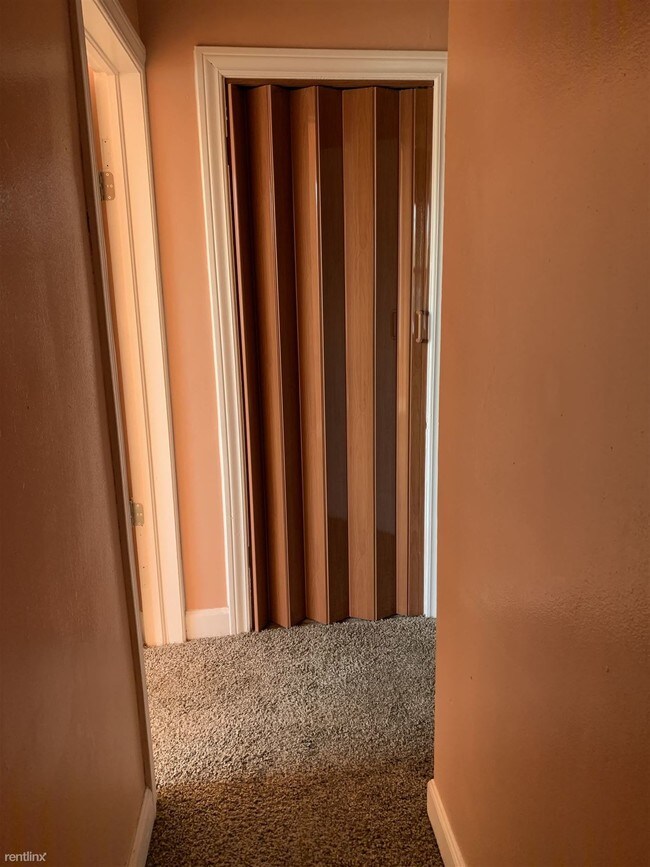 Building Photo - 2 br, 1 bath Flat - 3845 11th St --Upper Unit