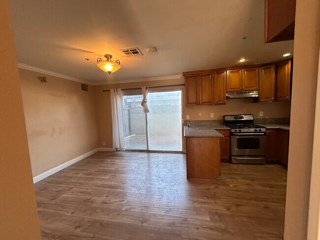 Foto del edificio - 12021 Elliott Ave